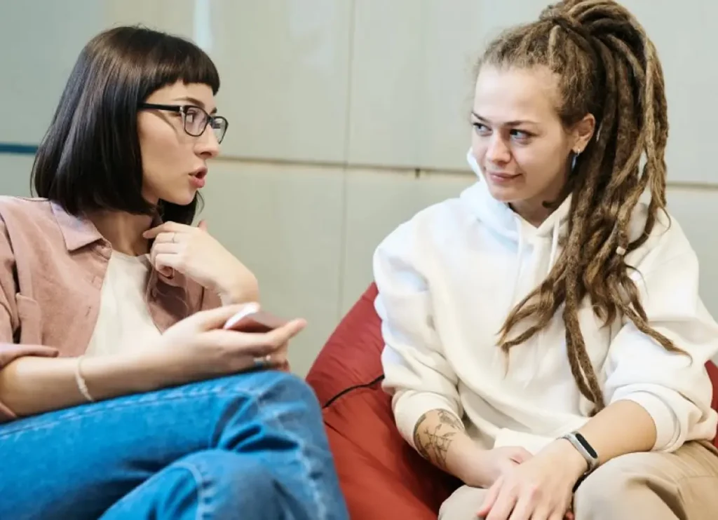 Cómo escuchar para comprender: Técnicas prácticas de escucha activa